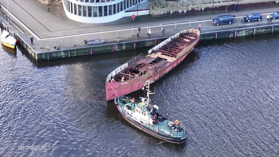Das Seebäderschiff "Undine" wird von einem Schlepper in den Fischereihafen gebracht. © Screenshot 