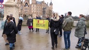 Erzieherinnen und Erzieher demonstrieren vor dem Landtag in Schwerin © Screenshot 