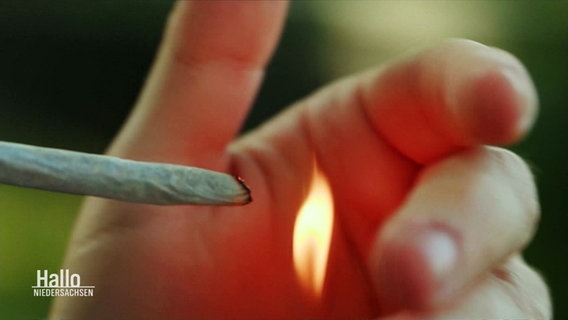 Jemand zündet sich einen Joint an. © Screenshot 