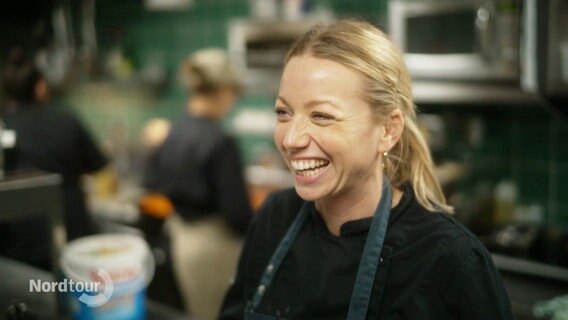 Zora Klipp steht in der Restaurantküche von "Blattgold" und lacht. © Screenshot 
