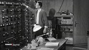 Schwarz-weiß Aufnahme aus den 1960ern. Ein Mann steht im Kontrollzentrum bei der Inbetriebnahme von DESY. © Screenshot 