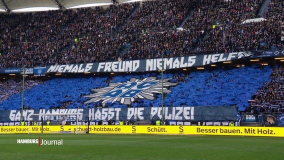 Spruchbänder gegen die Polizei im HSV Stadion. © Screenshot 