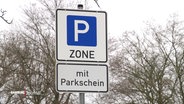 Schilder, die auf eine besondere Parkzone hinweisen. © Screenshot 