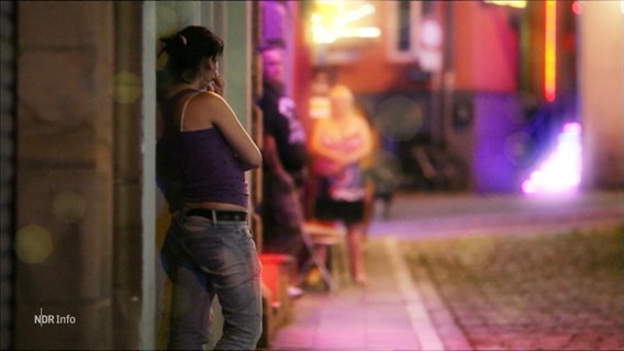 Junge Frau steht am Rand einer Straße eines Rotlicht-Milieus. © Screenshot 