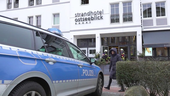 Einsatzkräfte vor einem Hotel in Heringsdorf © Screenshot 