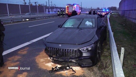 Ein Auto mit Totalschaden auf dem Seitenstreifen einer Autobahn. © Screenshot 