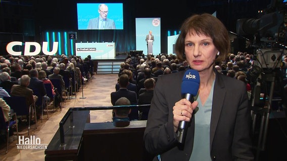 Reporterin Katharina Seiler berichtet live von der CDU Regionalkonferenz in Hannover. © Screenshot 