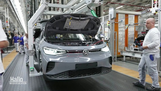 Szene aus der Autoproduktion bei VW. © Screenshot 