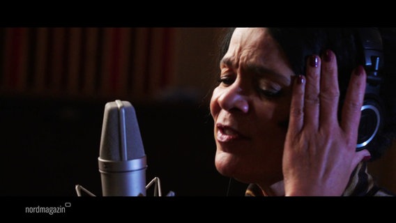 Jazzsängerin Jacqueline Boulogne singt am Mikrofon. © Screenshot 