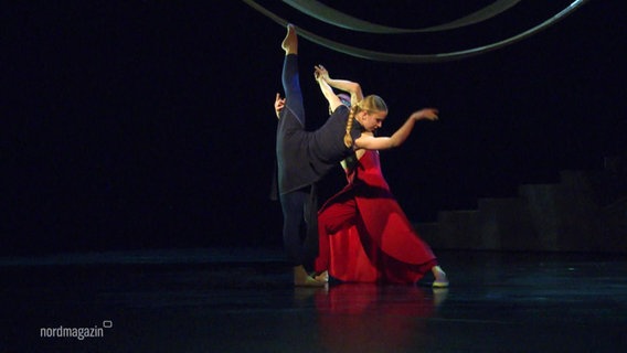 Eine Frau und ein Mann tanzen auf einer Bühne. © Screenshot 