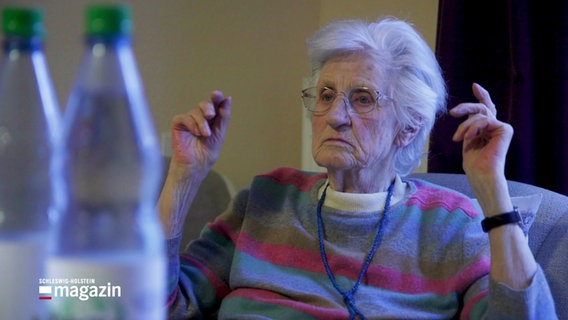 Eine alte Frau auf einem Sessel. © Screenshot 