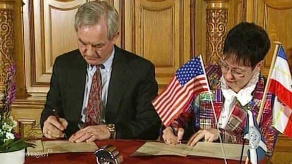 Das Patnerschaftsabkommen wird unterzeichnet. © Screenshot 