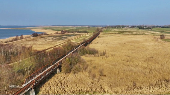 Eine Bahnstrecke an der Küste. © Screenshot 