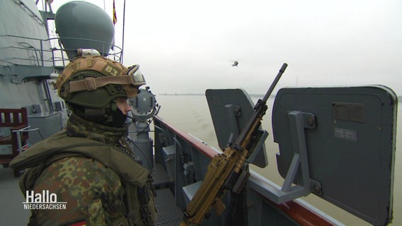 Ein Soldat steht bei einem Übungseinsatz auf der Fregatte "Hamburg". © Screenshot 