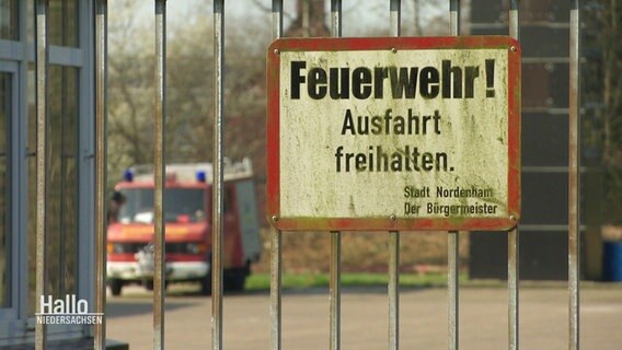 Ein Schild von der Feuerwehr macht auf die Einfahrt aufmerksam. © Screenshot 