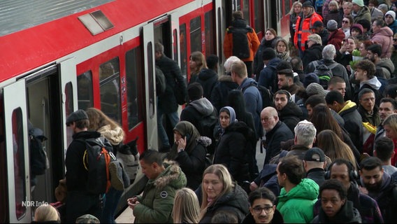 Reisende müssen in Hamburg nach dem Streik in volle S-Bahnen steigen. © Screenshot 