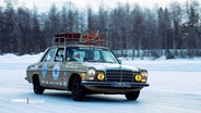 Ein alter Mercedes bei Eis und Schnee während der diesjährigen Baltic Sea Circle Ralley. © Screenshot 