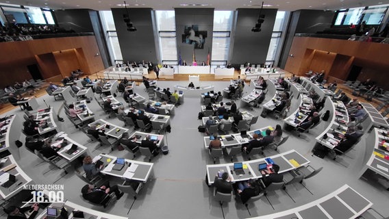 Politiker sitzen im niedersächsischen Landtag. © Screenshot 