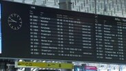 Auf einer Anzeigetafel am Flughafen sind alle Flüge abgesagt. © Screenshot 