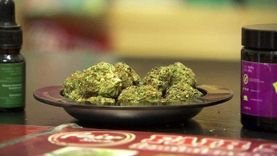 Cannabis liegt in einer Schüssel auf einem Tisch. © Screenshot 
