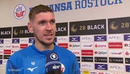 Ein Spieler von Hansa Rostock im Interview. © Screenshot 