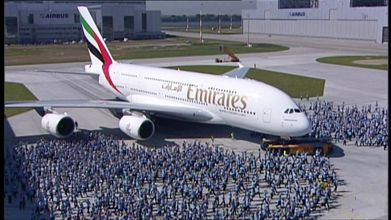 Die Airbus A380 mit dem Schriftzug der Firma "Emirates" wird feierlich übergeben. © Screenshot 
