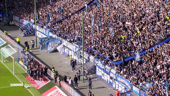 Eine Tribühne voller HSV-Fans im Volksparkstadion. © Screenshot 