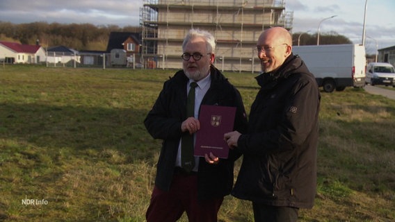 Bauminister Christian Pegel übergibt eine Förderzusage für Sozialwohnungsbau an den Greifswalder Bürgermeister. © Screenshot 
