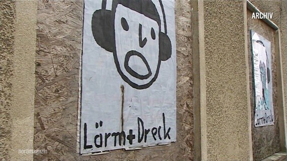 Ein Poster mit der Abbildung eines Kopfes der Kopfhörer trägt und der Unterschrift "Lärm plus Dreck". © Screenshot 