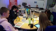 Schülerinnen vertonen ihren Podcast beim NDR. © Screenshot 