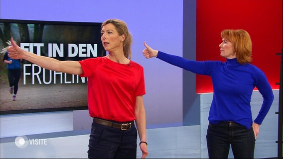 Frau Dr. Bleuel und Vera Cordes machen Fitnessübungen im Studio. © Screenshot 