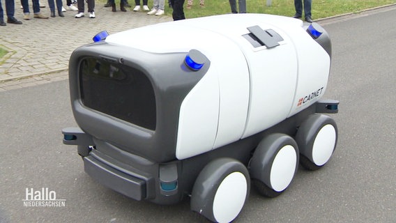 Das futuristisch aussehende kleine Roboter-Fahrtzeug auf dem Asphalt. © Screenshot 