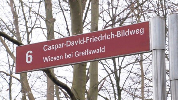 Ein Hinweisschild mit der Aufschrift "Caspar-David-Friedrich-Bildweg Wiesen bei Greifswald". © Screenshot 