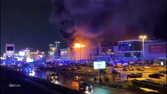 Flammen steigen aus einem Konzerthaus in der Nähe von Moskau auf. © Screenshot 
