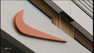 Das Nike Logo an einer Hauswand. © Screenshot 