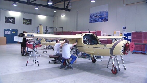 Ein Segelflugzeug befindet sich in einer Produktionshalle der Firma Stemme. © Screenshot 
