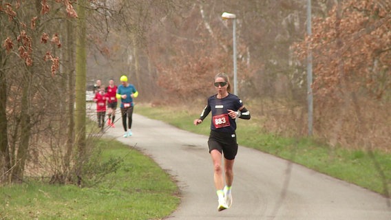 Eine Läuferin beim Haffmarathon. © Screenshot 