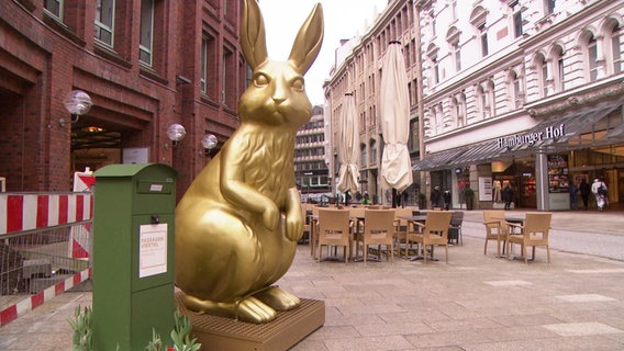 Ein goldener Hase steht zum verkaufsoffenen Sonntag in der Hamburger Innenstadt. © Screenshot 