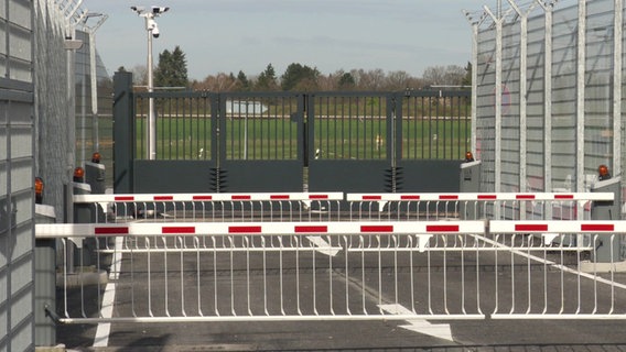 Ein neues Falttor sichert eine Zufahrt am Hamburger Flughafen. © Screenshot 