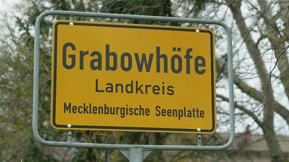 Ortsschild von Grabowhöfe, Landkreis Mecklenburgische Seenplatte. © Screenshot 