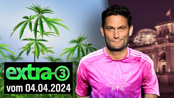 Moderator Christian Ehring im rosafarbenen Nationaltrikot mit Hanfblatt auf der Brust, daneben viele Cannabispflanzen. (extra 3 vom 04.04.2024 im Ersten) © NDR 