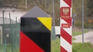 Ein deutscher und ein polnischer Grenzpfosten. © Screenshot 