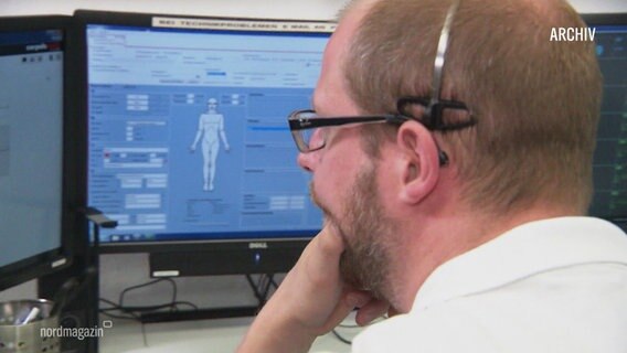 Ein Arzt sitzt vor Bildschirmen und begutachtet etwas. © Screenshot 