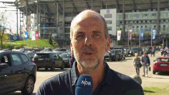 NDR-Reporter Thorsten Vorbau steht vor dem Volksparkstadion. © Screenshot 