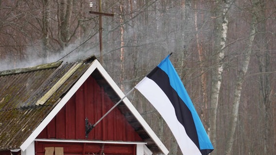 Estnische Flagge an einem Saunahaus. © Screenshot 