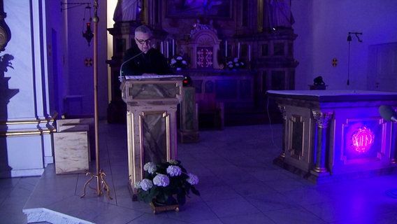 Pastor Karl Schultz eröffnet die musikalische Abendveranstaltung "St. Joseph by Night". © Screenshot 