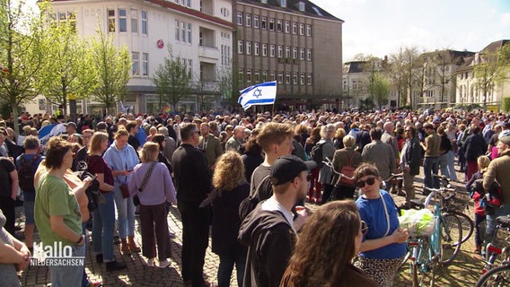 Menschen demonstrieren gegen Antisemitismus. © Screenshot 