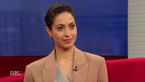 Schauspielerin Sabrina Amali zu Gast auf dem roten Sofa. © Screenshot 