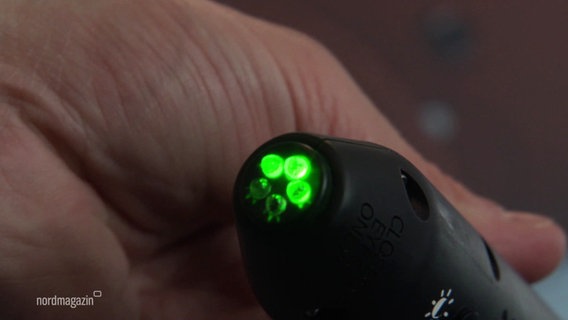 Der Diagnosestift mit grün leuchtenden LED-Lämpchen in der Spitze. © Screenshot 
