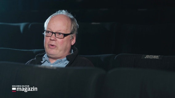 Eckhard Pabst, Leiter des Kinos an der Pumpe, gibt ein Interview im Kino. © Screenshot 